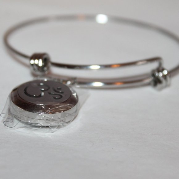 Essential Oil Bracelet Diffuser Locket by Romanda - Picture 2 of 5